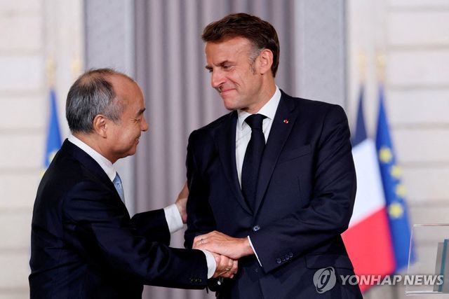 1일 엘리제궁에서 기자회견한 손정의 소프트뱅크 회장과 마크롱 대통령