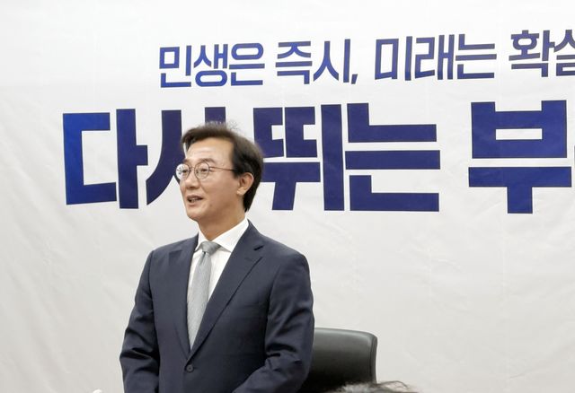 인수위원에게 인사말 하는 전재수 부산시장 당선인