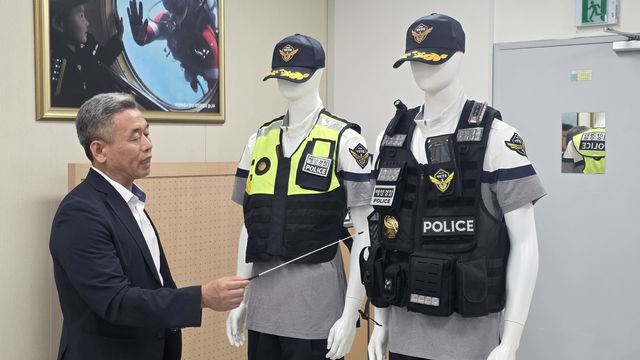 해경 파출소 조끼와 개선형 부력조끼(오른쪽)