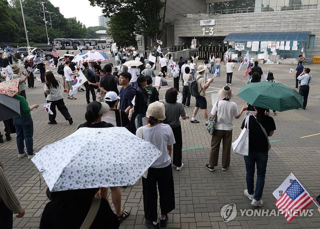 계속되는 개표소 봉쇄 시위