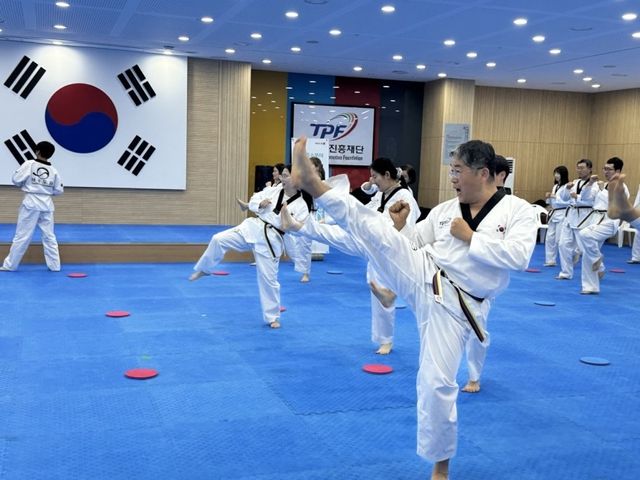 태권도 발차기 수련 장면
