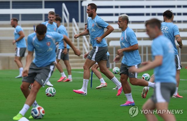 훈련하는 체코의 장신 선수들