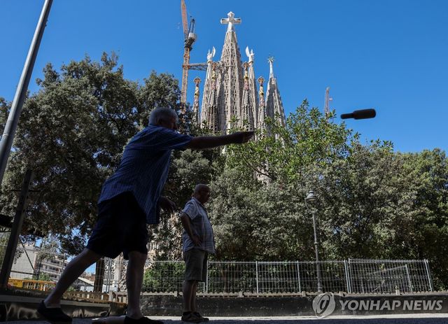 6월 3일 사그라다 파밀리아 근처에서 여가를 보내는 주민들
