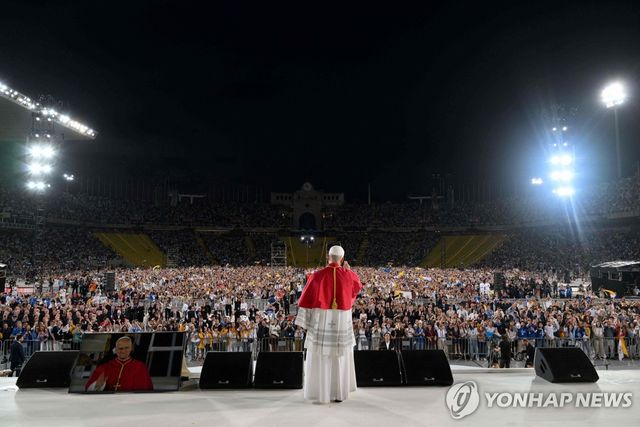 9일 바르셀로나 몬주익 언덕 올림픽 스타디움에서 열린 기도회에서 교황이 인사하고 있다 
