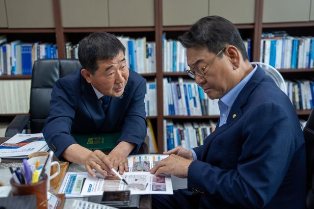 김교흥(오른쪽) 문체위원장에게 설명하는 이재영 증평군수