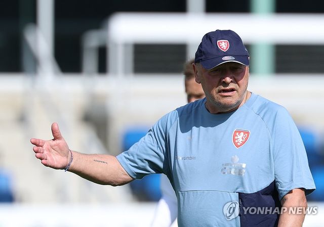 훈련 지시하는 체코 감독