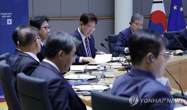 오찬 확대회담 시작 기다리는 이재명 대통령