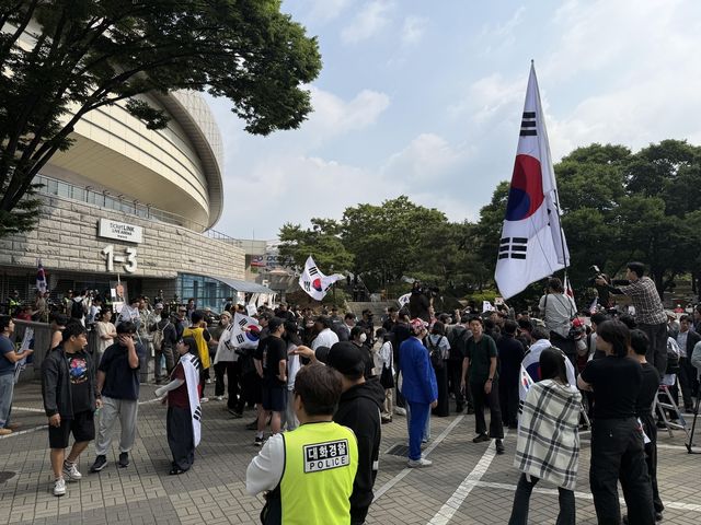 핸드볼경기장 1-3 게이트 앞 