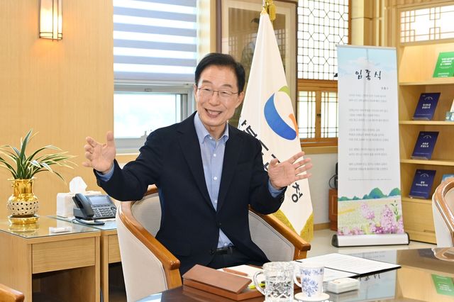 인터뷰하는 임종식 경북도교육감