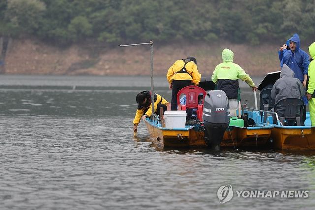 지난달 20일 기후에너지환경부 산하기관 소양호 붕어 집단 폐사 원인 수질 측정 