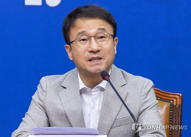 최고위원회의에서 발언하는 한병도 원내대표