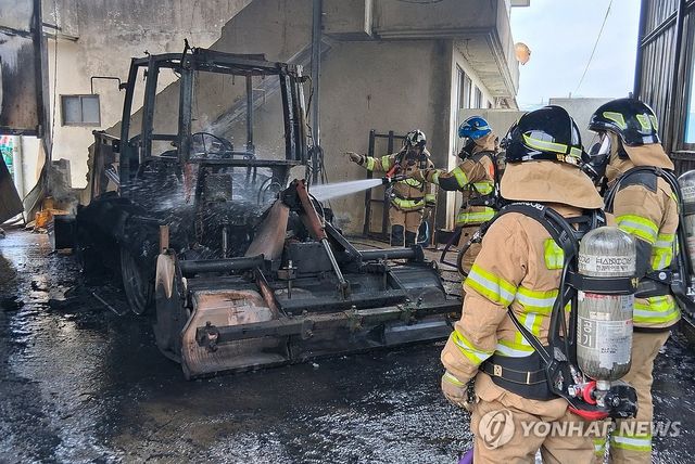 창고에 있던 트랙터에서 화재