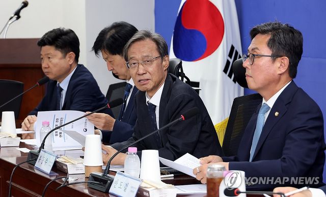 중동전쟁 경제대응특위 6차 회의, 인사말 하는 유동수 위원장