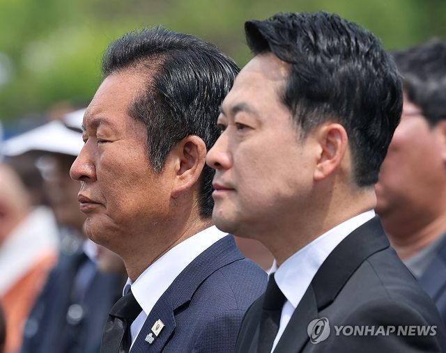 현충일 추념식 참석한 정청래 대표와 장동혁 대표