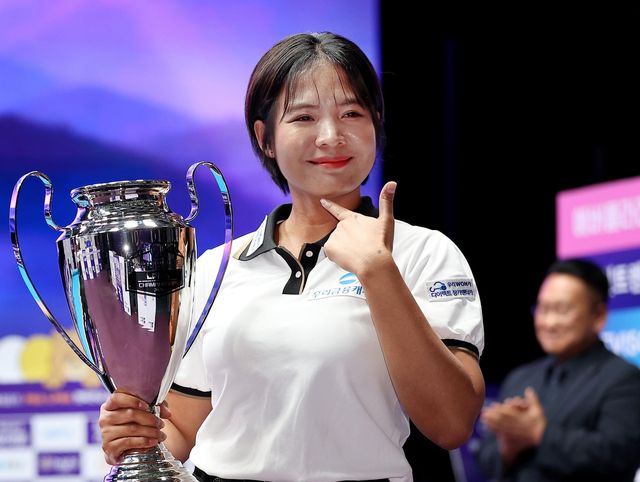 우승 트로피를 든 스롱 피아비