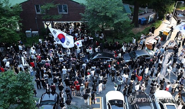 밤새 투표함 반출 반대하는 시민들