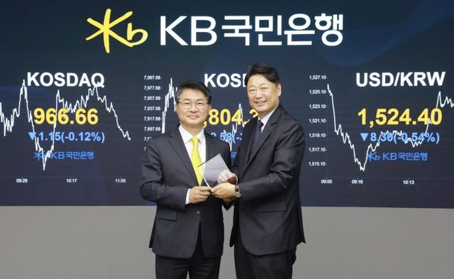 이성희 KB국민은행 자본시장사업그룹 부행장(왼쪽)이 10일 서울 여의도 KB국민은행 딜링룸에서 이상호 HSBC 서울지점 대표를 만나 디지털채권 발행을 위한 서명식을 한 뒤 기념사진을 촬영하고 있다. [KB국민은행 제공]
