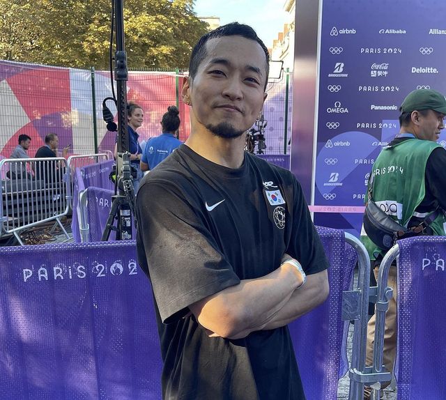 포즈 취하는 '홍텐' 김홍열