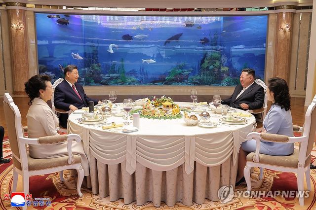 북한 김정은, 시진핑 부부와 오찬