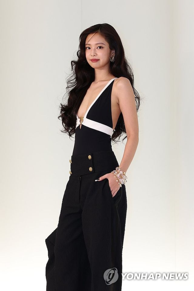 포즈 취하는 제니