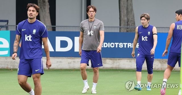 훈련 지켜보는 홍명보 감독