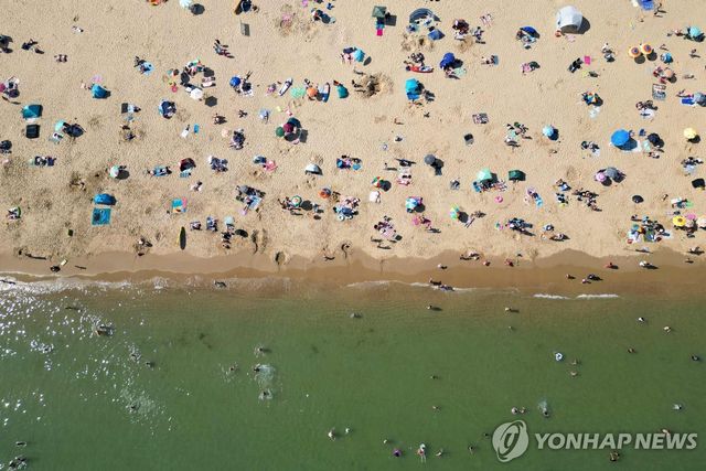 영국 해변 피서객(5월26일)