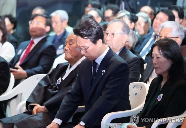 기념공연 관람하는 김민석 국무총리