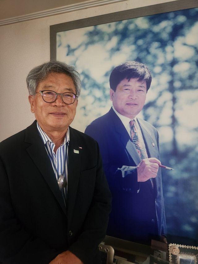 젊은 시절 사진 옆에 선 이재갑 시의원