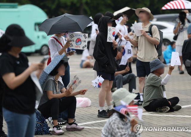 계속되는 개표소 봉쇄 시위