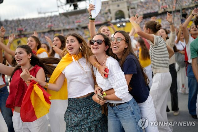 9일 바르셀로나 올림픽 스타디움에서 기도회에 참석한 청년들