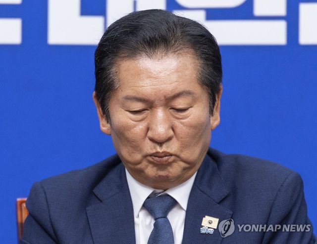 지방선거 후 첫 공개 최고위에서 생각에 잠긴 정청래 대표
