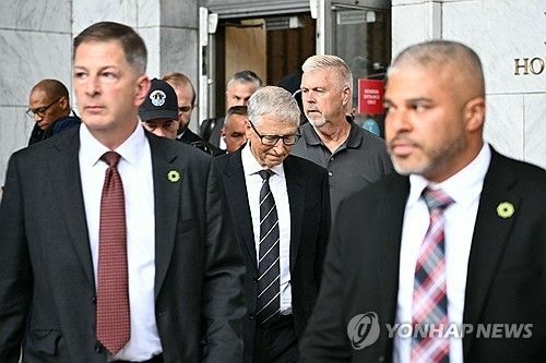 의회 증언 마치고 떠나는 빌 게이츠 