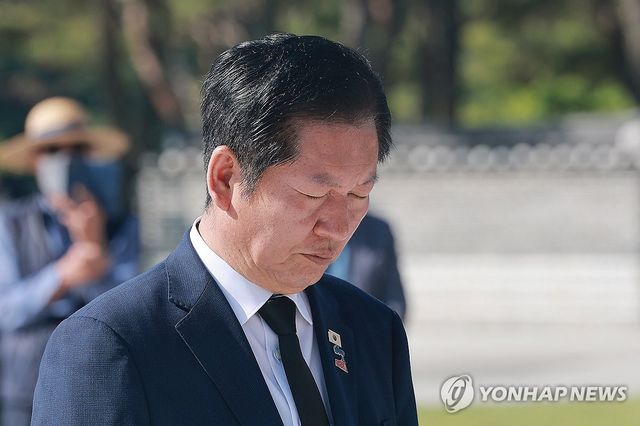 묵념하는 민주당 정청래 대표