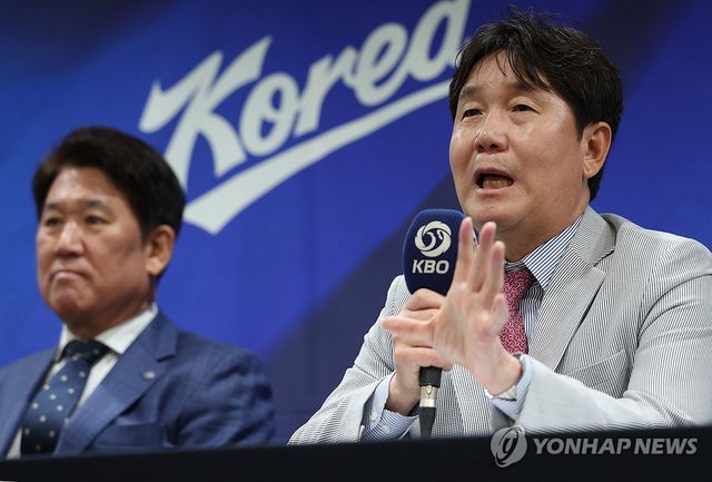 질문 답하는 류지현 감독