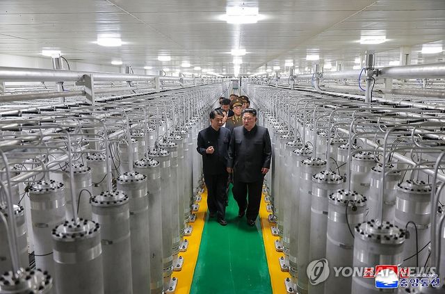 새 핵물질 생산공장 둘러보는 김정은