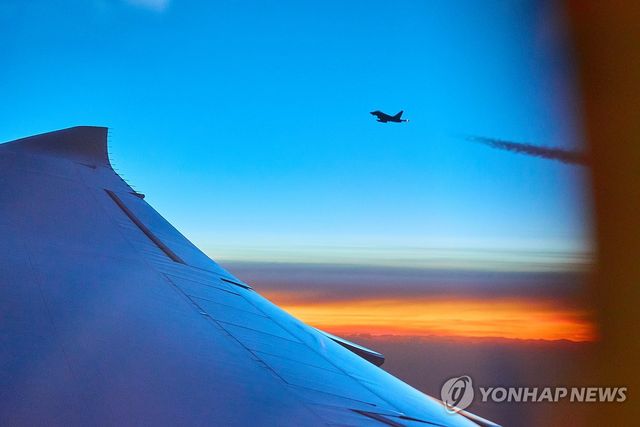 공군 1호기 호위하는 이탈리아 공군 전투기