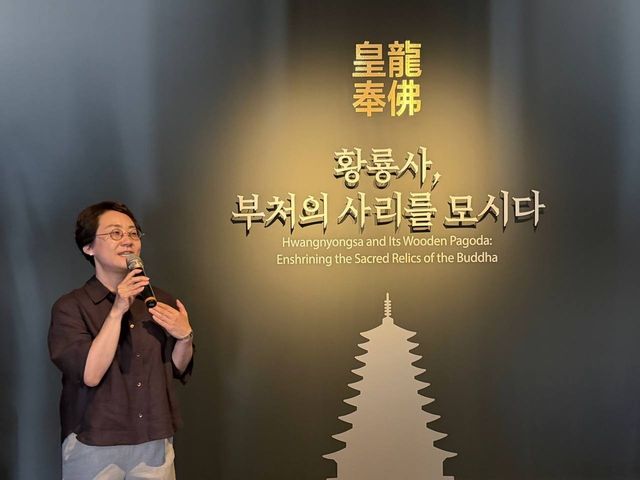 전시 설명하는 신명희 학예연구사 