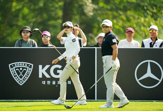 한국여자오픈 1라운드에서 경기하는 박민지(왼쪽)와 신지애