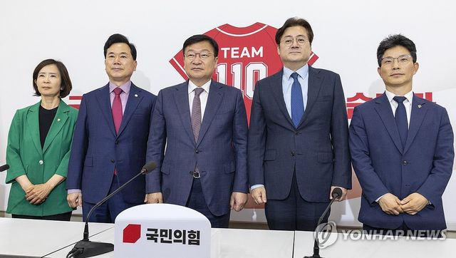 정점식 원내대표 취임인사 온 홍익표 정무수석과 기념 촬영