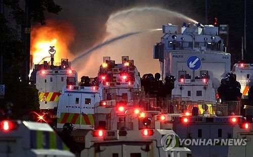물대포 동원해 시위대 강제 해산시키는 북아일랜드 경찰