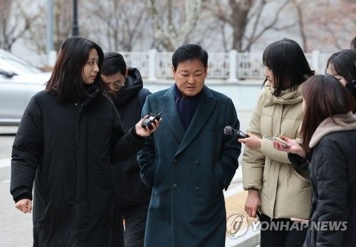검찰 출석하는 안부수 전 아태평화교류협회장