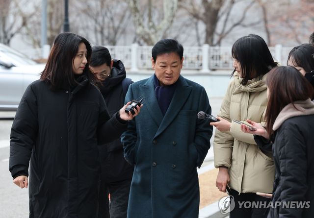 검찰 출석하는 안부수 전 아태평화교류협회장