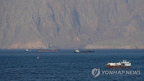 호르무즈 해협 통과하는 선박들 