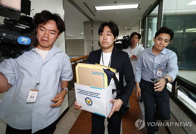 선거국장실 향하는 광역범죄수사대