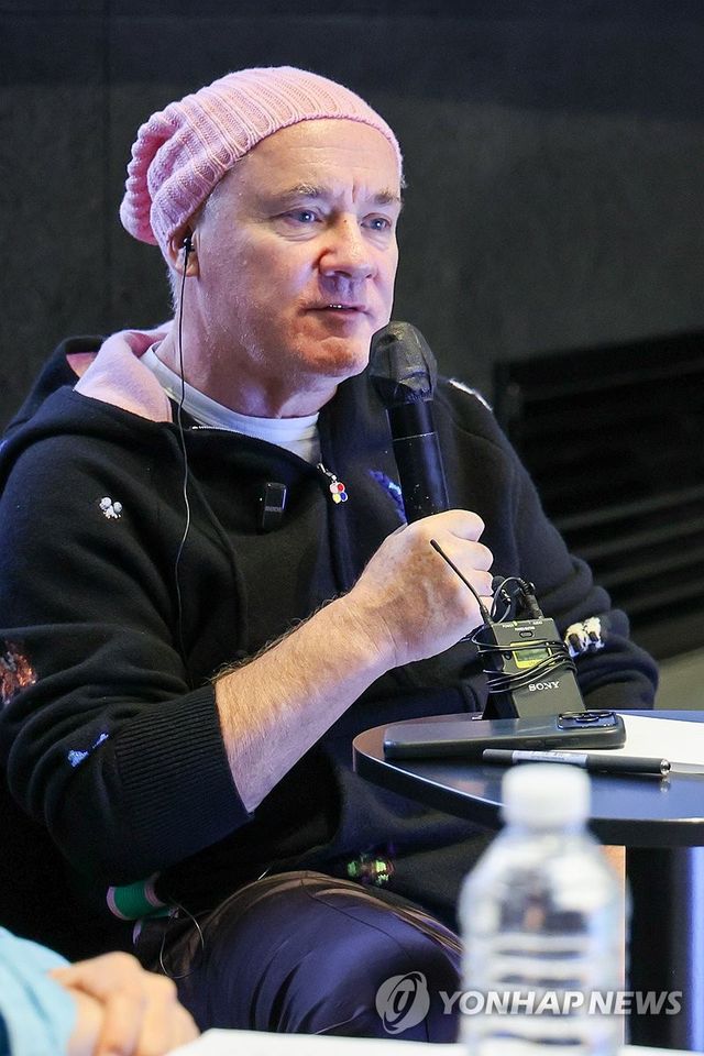 인사말 하는 데이미언 허스트 작가