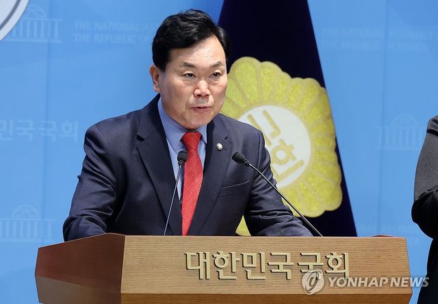 서영교 대북송금 발언 관련 기자회견 갖는 김승수 특위원장