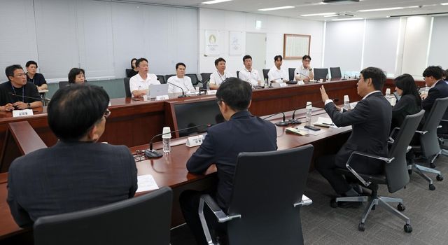 최휘영 문화체육관광부 장관이 11일 서울 송파구 올림픽회관에서 국민 참정권 침해 집회 상황 등으로 인해 이어지고 있는 올림픽공원 핸드볼경기장 봉쇄와 관련해 대한체육회 및 국민체육진흥공단 관계자와 함께 올림픽공원 핸드볼경기장 입주 회원종목단체들을 만나 대책 회의를 하고 있다. [문화체육관광부 제공. 재배포 및 DB 금지]