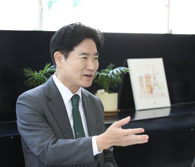 인터뷰하는 김대중 전남광주통합특별시 교육감 당선인