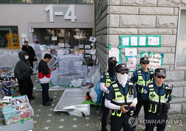 핸드볼경기장에 투입된 경찰