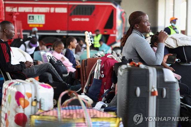 11일 남아프리카공화국을 떠나 나이지리아 라고스 공항에 도착한 나이지리아 국민들[로이터=연합뉴스. 재판매 및 DB 금지]
